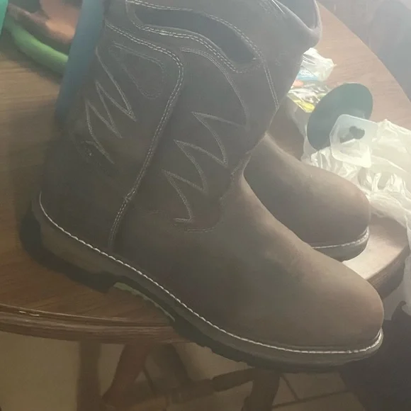Brand new just out of the box Dan post boots nothing wrong , just wrong size
